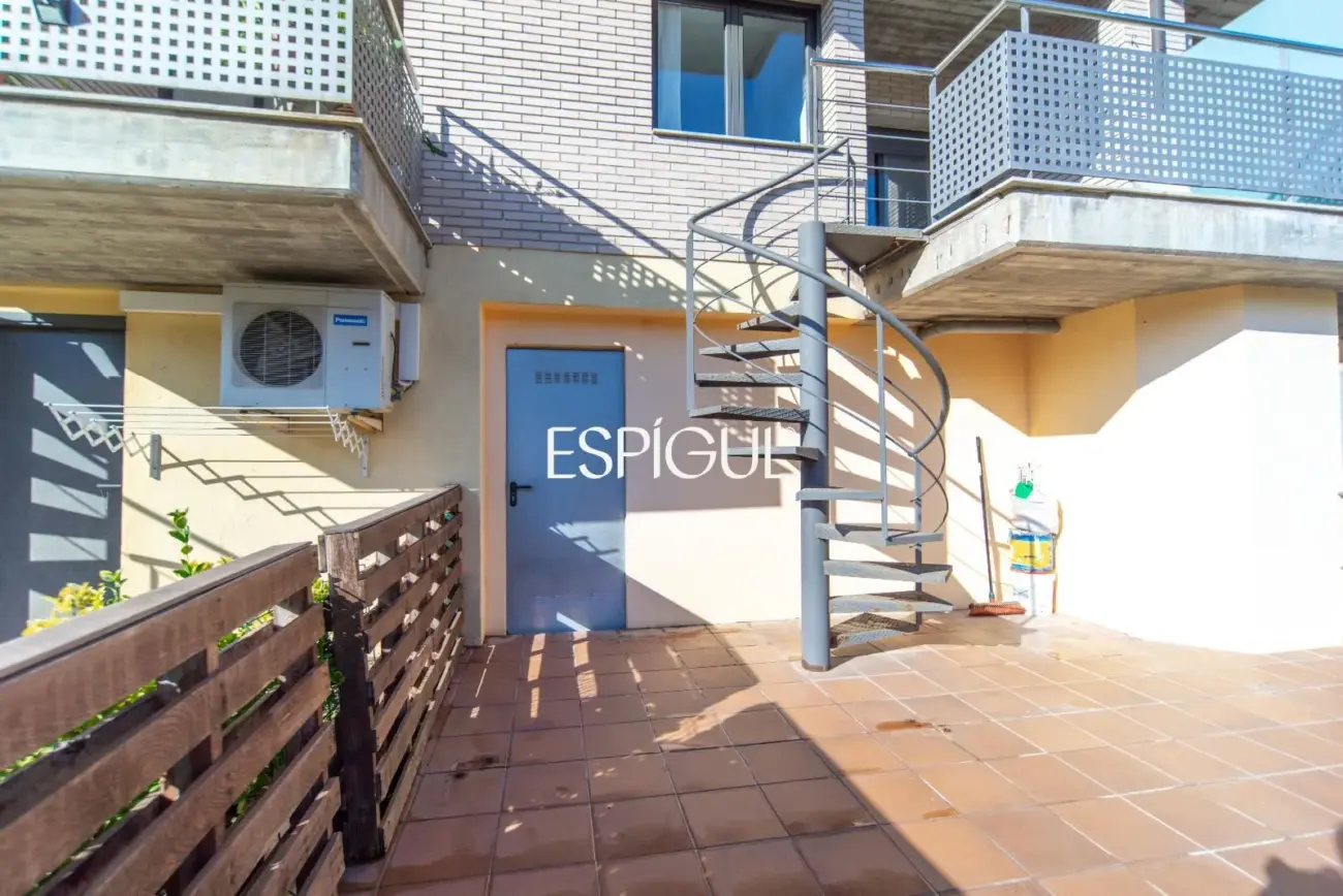 Casa en venta de tres plantas en Anglès
