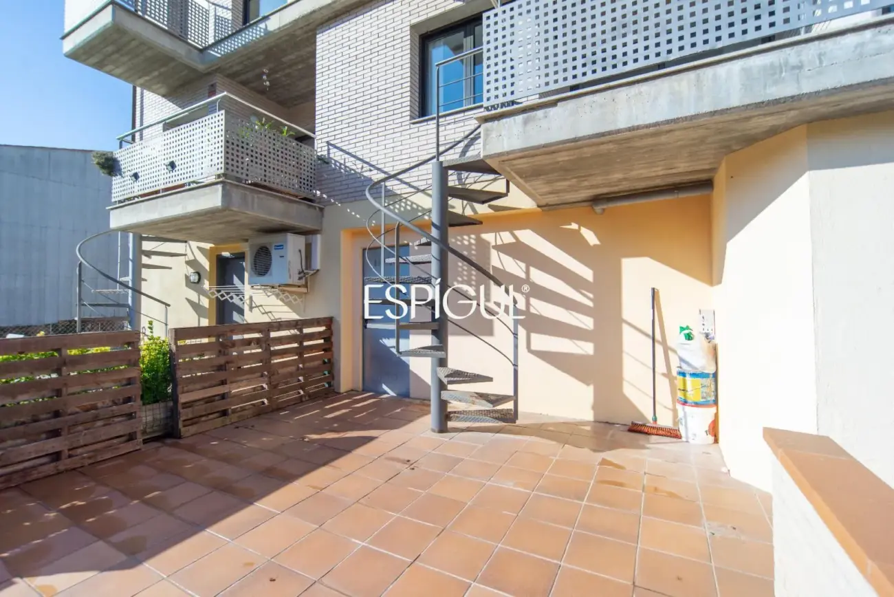 Casa en venta de tres plantas en Anglès