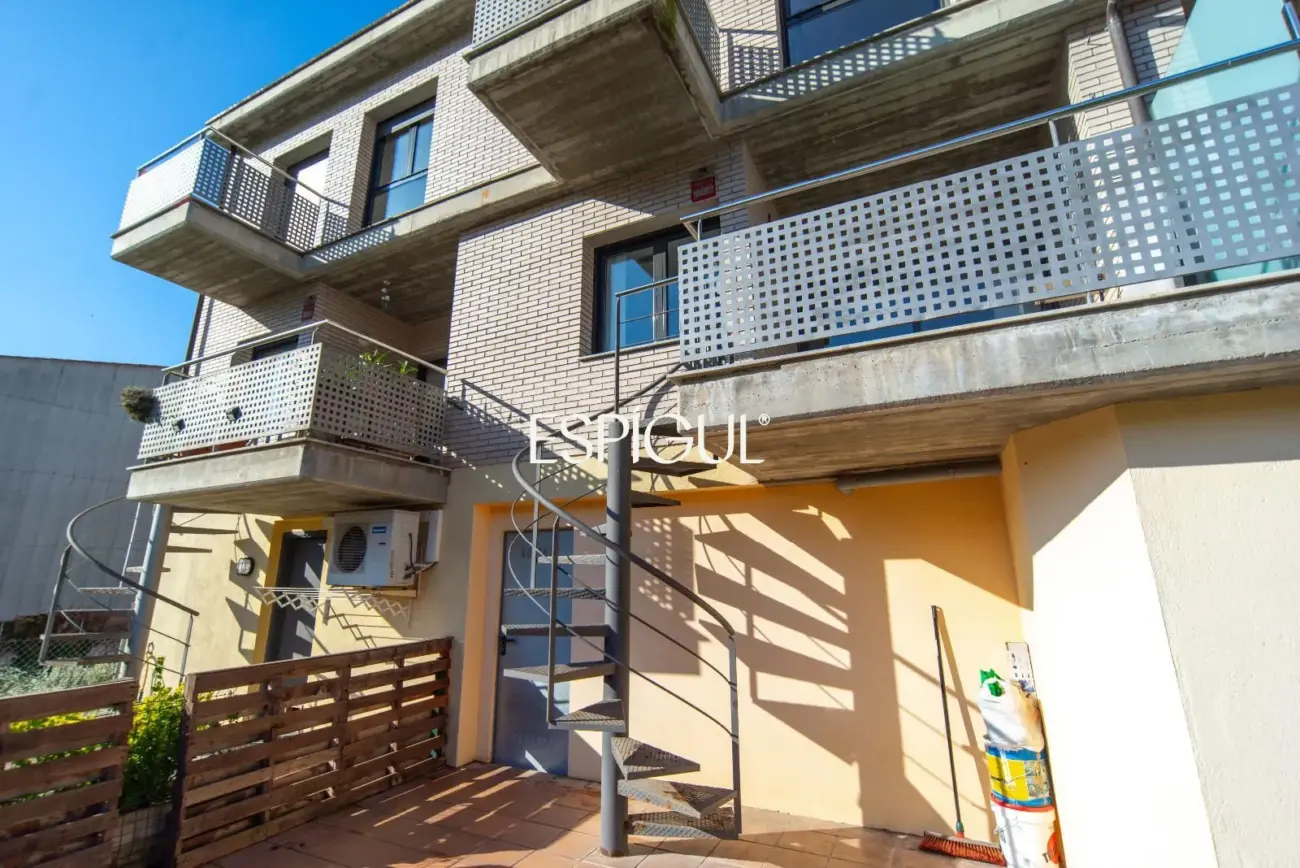 Casa en venta de tres plantas en Anglès