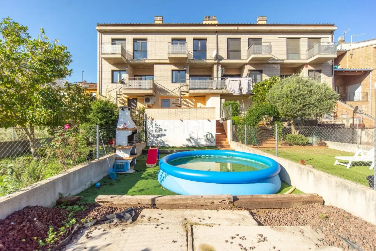 Casa en venta de tres plantas en Anglès