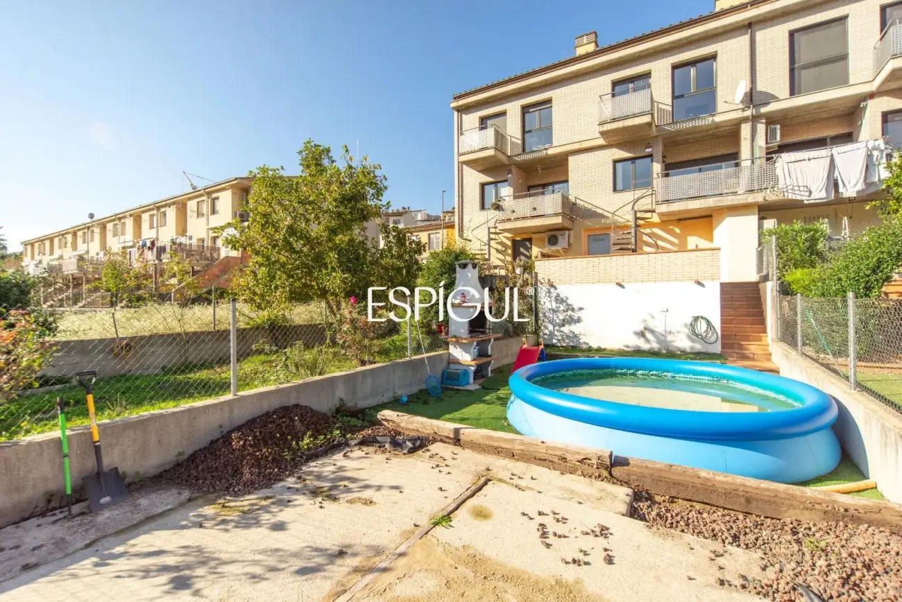 Casa en venta de tres plantas en Anglès