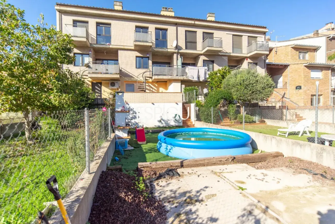Casa en venta de tres plantas en Anglès