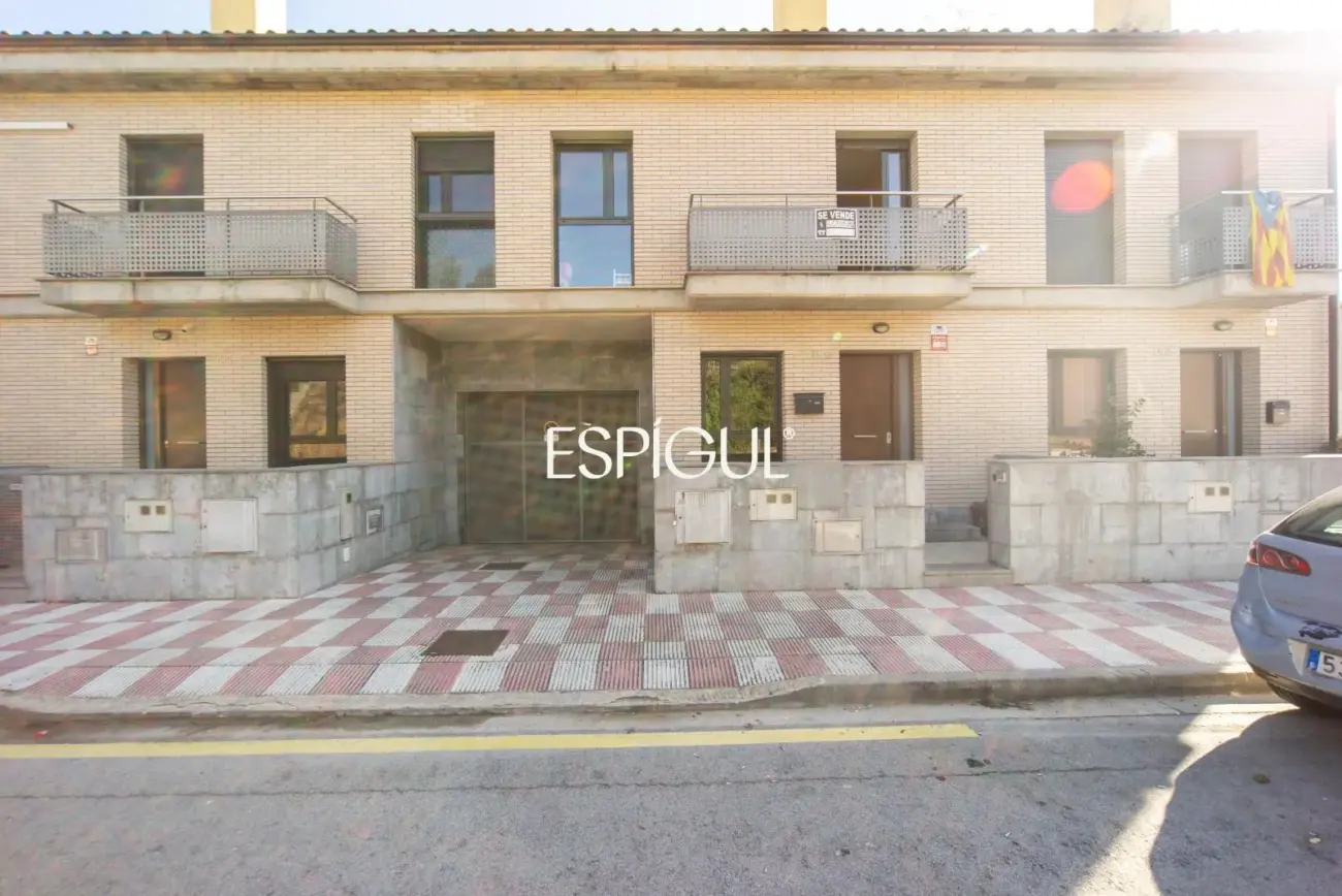Casa en venta de tres plantas en Anglès
