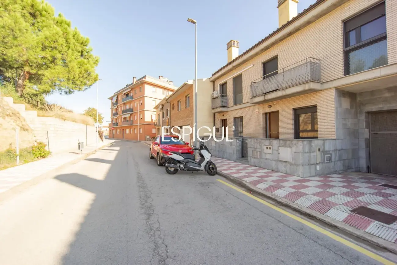 Casa en venta de tres plantas en Anglès