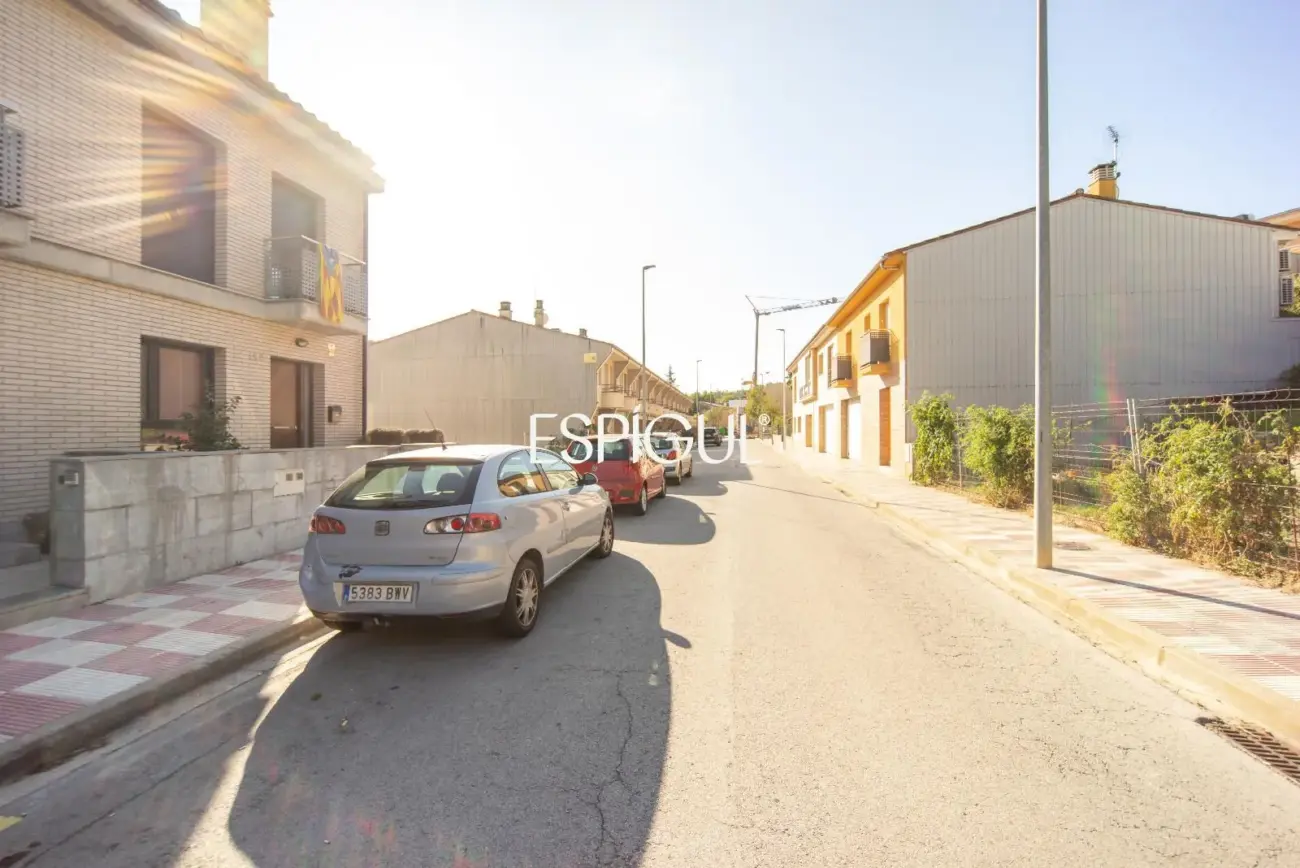 Casa en venta de tres plantas en Anglès