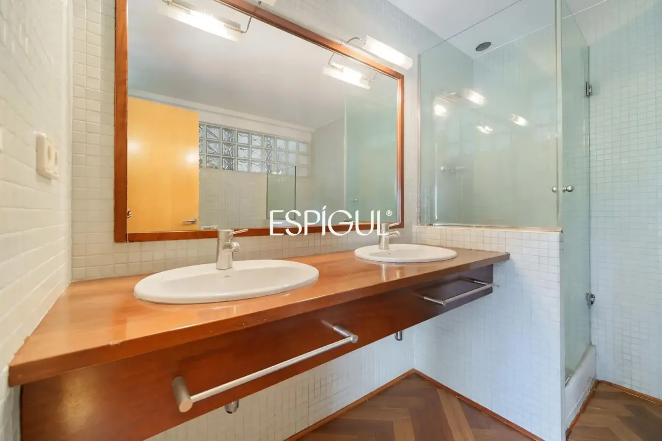 Exclusiva casa esquinera con jardín privado y vistas al mar en el centro de Premià de Dalt