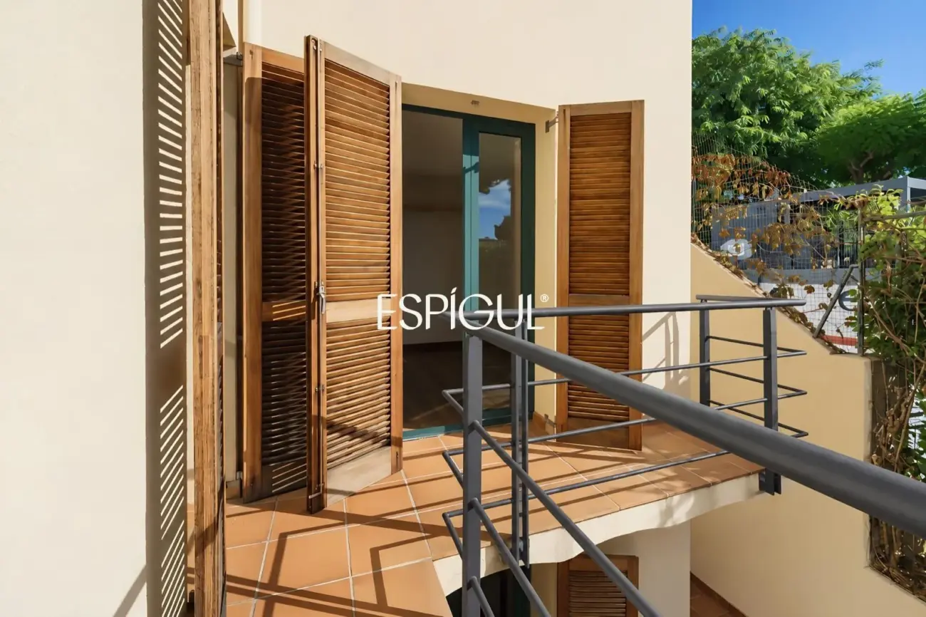 Exclusiva casa esquinera con jardín privado y vistas al mar en el centro de Premià de Dalt
