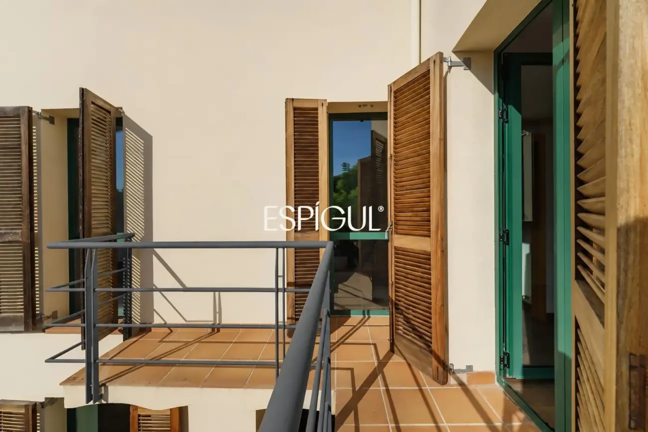 Exclusiva casa esquinera con jardín privado y vistas al mar en el centro de Premià de Dalt