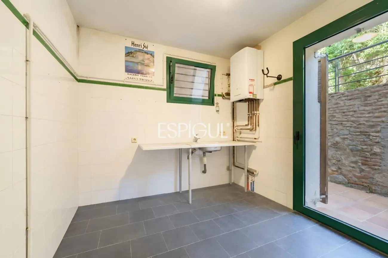 Exclusiva casa esquinera con jardín privado y vistas al mar en el centro de Premià de Dalt