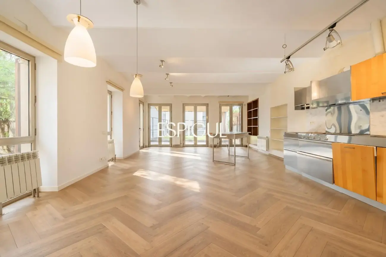 Exclusiva casa esquinera con jardín privado y vistas al mar en el centro de Premià de Dalt
