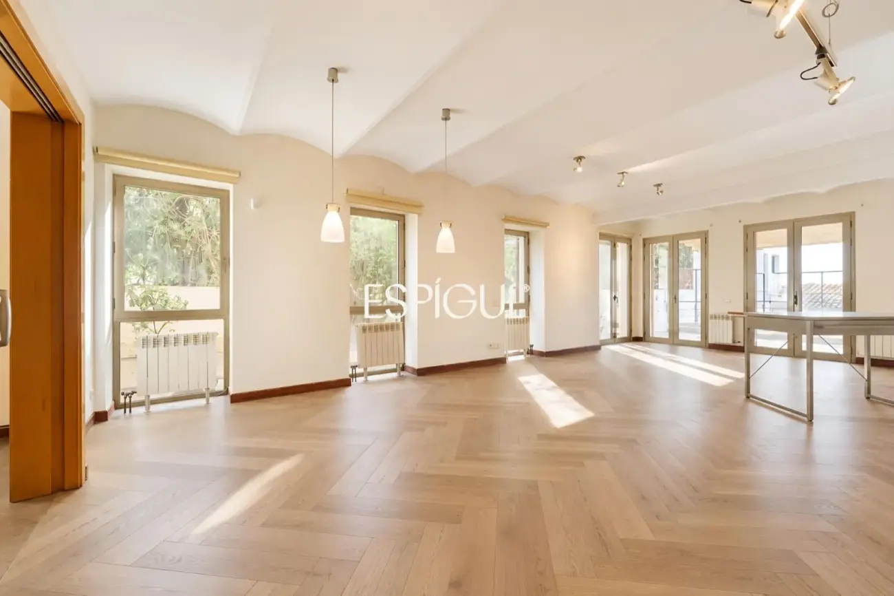 Exclusiva casa esquinera con jardín privado y vistas al mar en el centro de Premià de Dalt