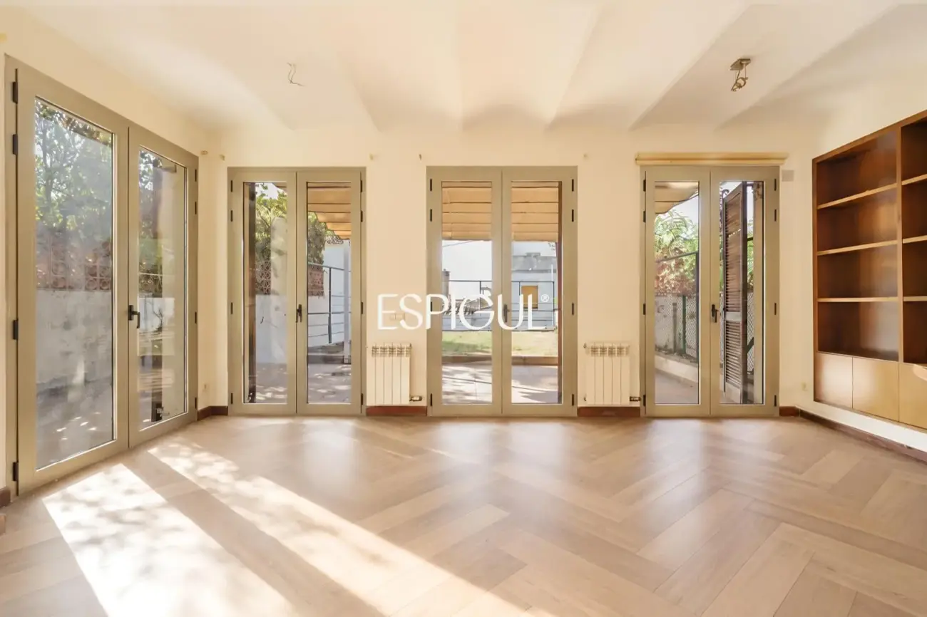 Exclusiva casa esquinera con jardín privado y vistas al mar en el centro de Premià de Dalt