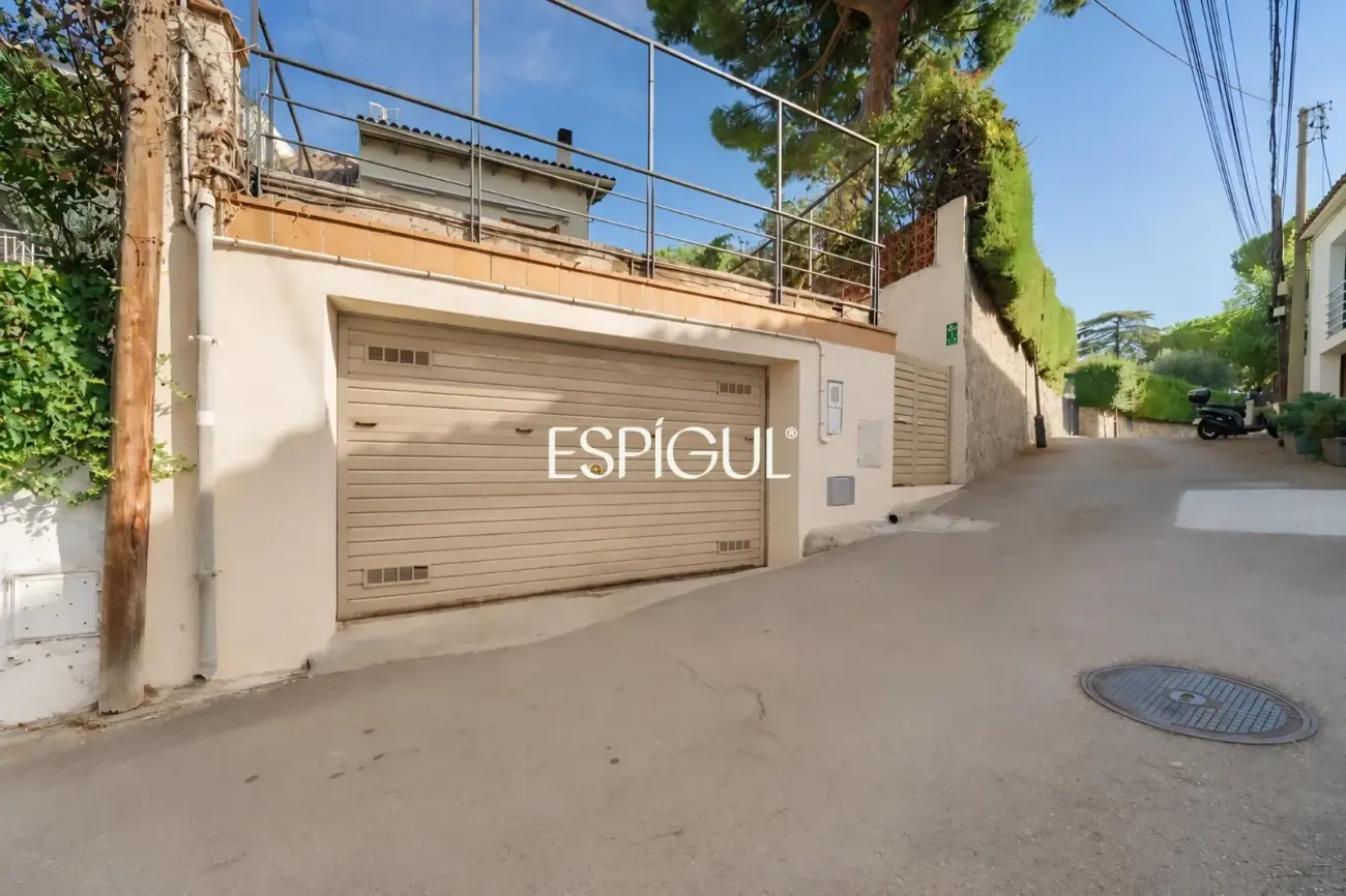 Exclusiva casa esquinera con jardín privado y vistas al mar en el centro de Premià de Dalt