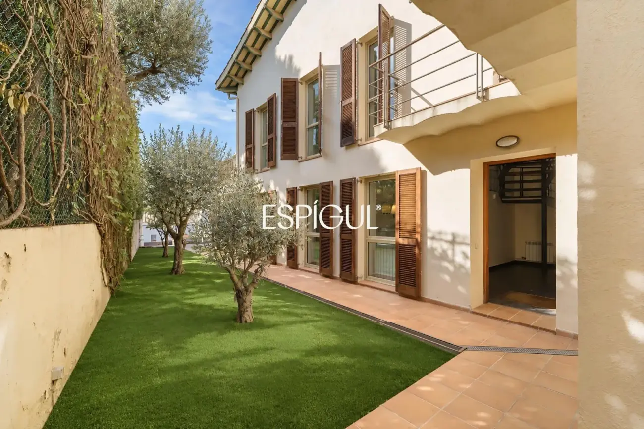 Exclusiva casa esquinera con jardín privado y vistas al mar en el centro de Premià de Dalt