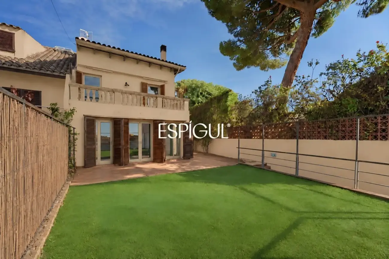 Exclusiva casa esquinera con jardín privado y vistas al mar en el centro de Premià de Dalt