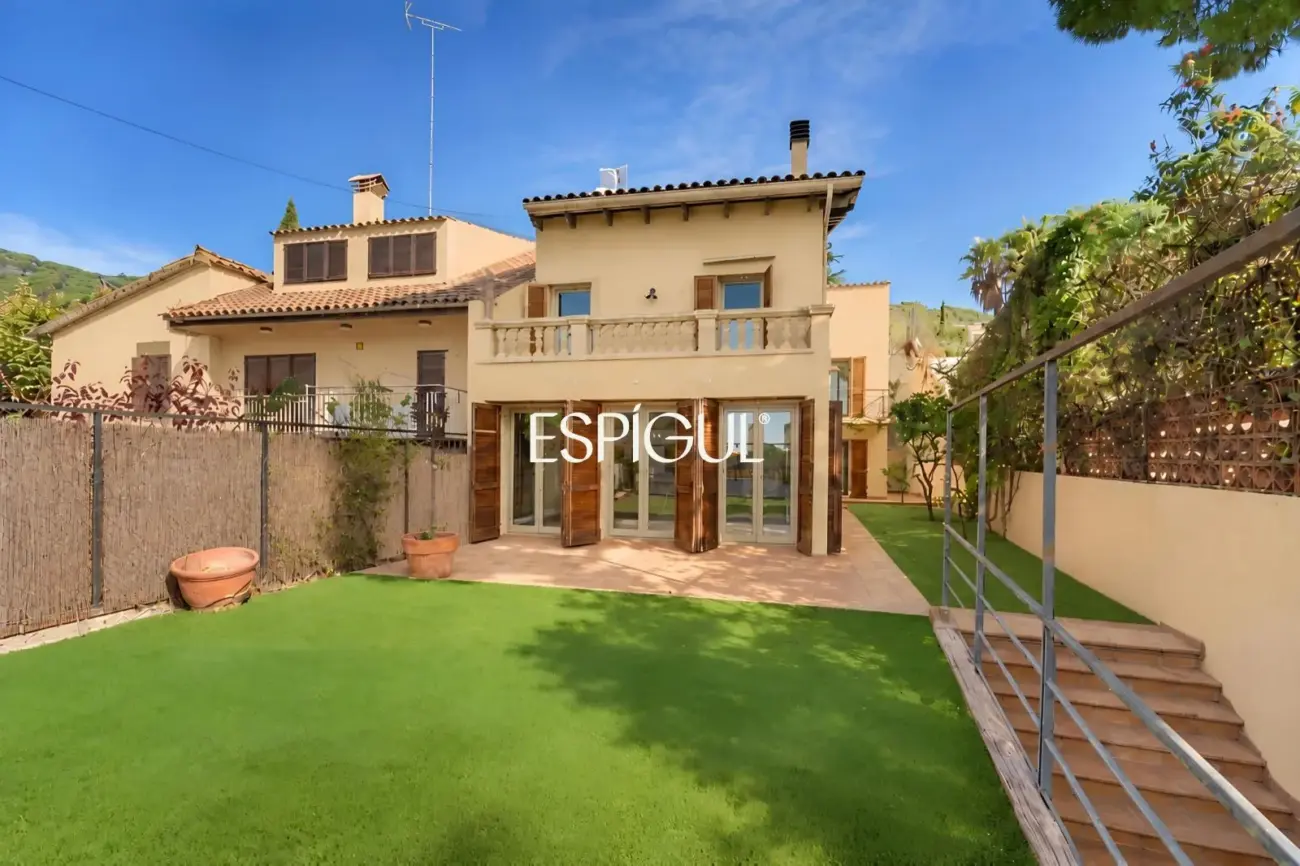 Exclusiva casa esquinera con jardín privado y vistas al mar en el centro de Premià de Dalt