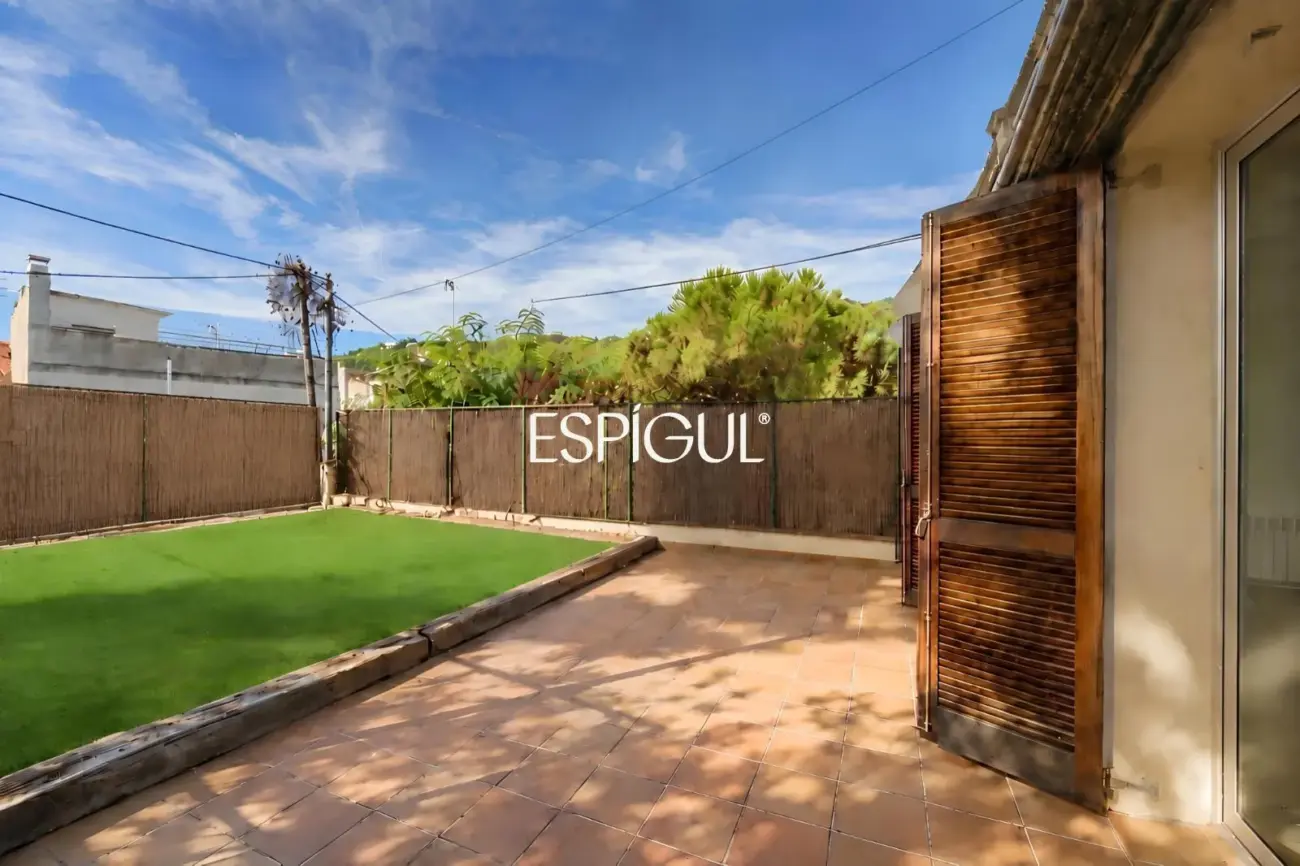 Exclusiva casa esquinera con jardín privado y vistas al mar en el centro de Premià de Dalt