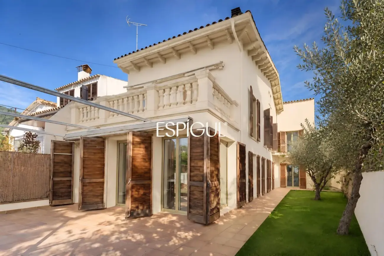 Exclusiva casa esquinera con jardín privado y vistas al mar en el centro de Premià de Dalt