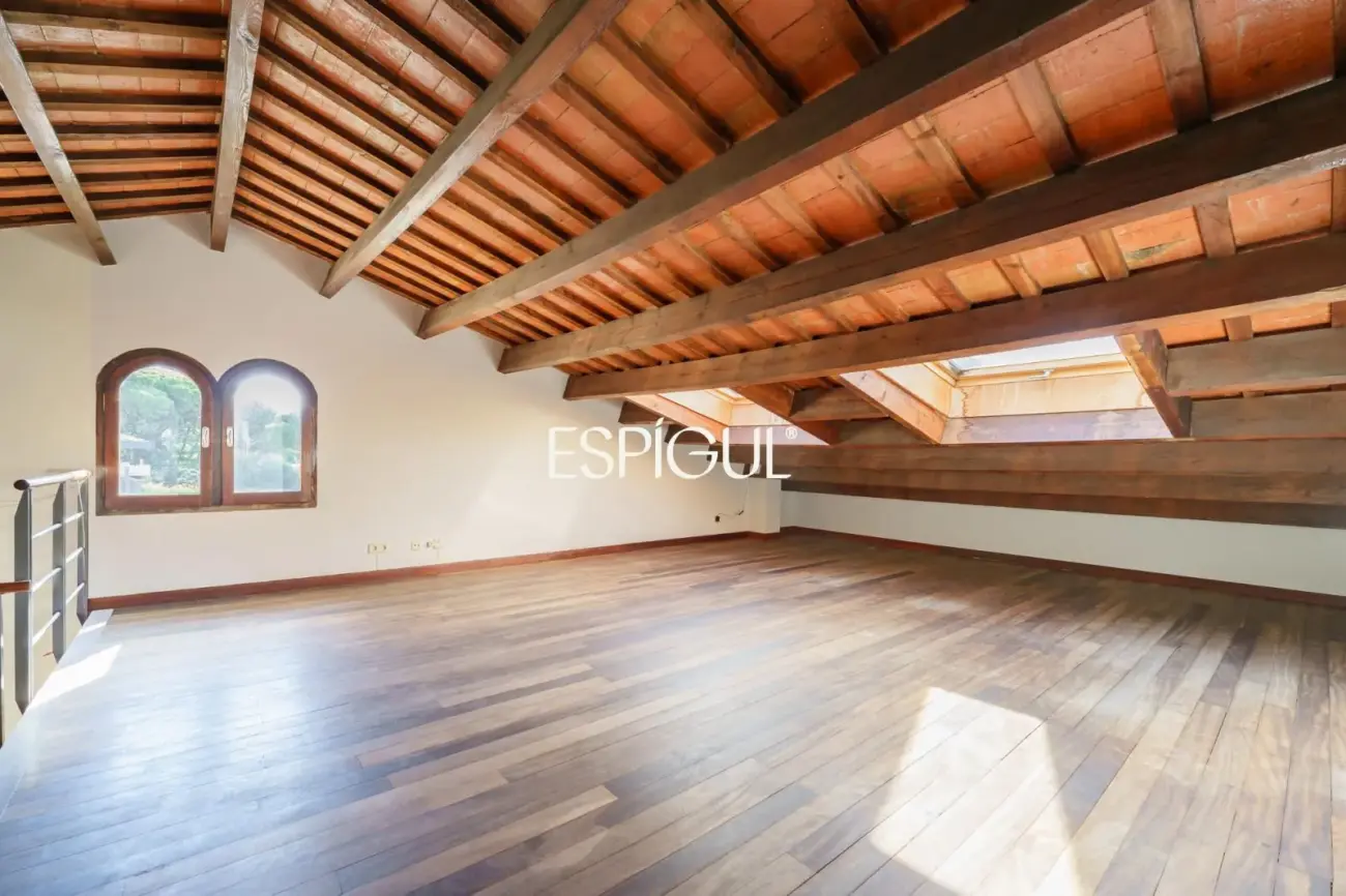 Exclusiva casa esquinera con jardín privado y vistas al mar en el centro de Premià de Dalt