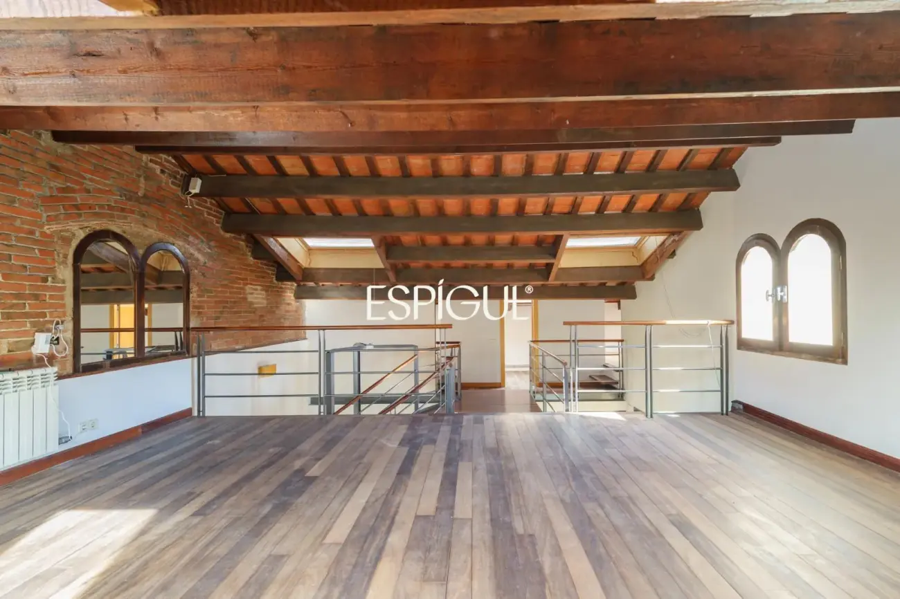 Exclusiva casa esquinera con jardín privado y vistas al mar en el centro de Premià de Dalt