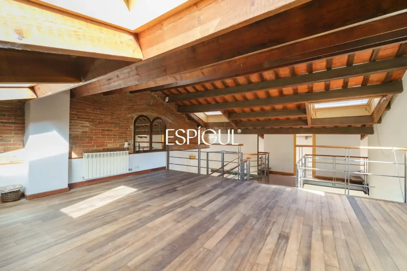 Exclusiva casa esquinera con jardín privado y vistas al mar en el centro de Premià de Dalt