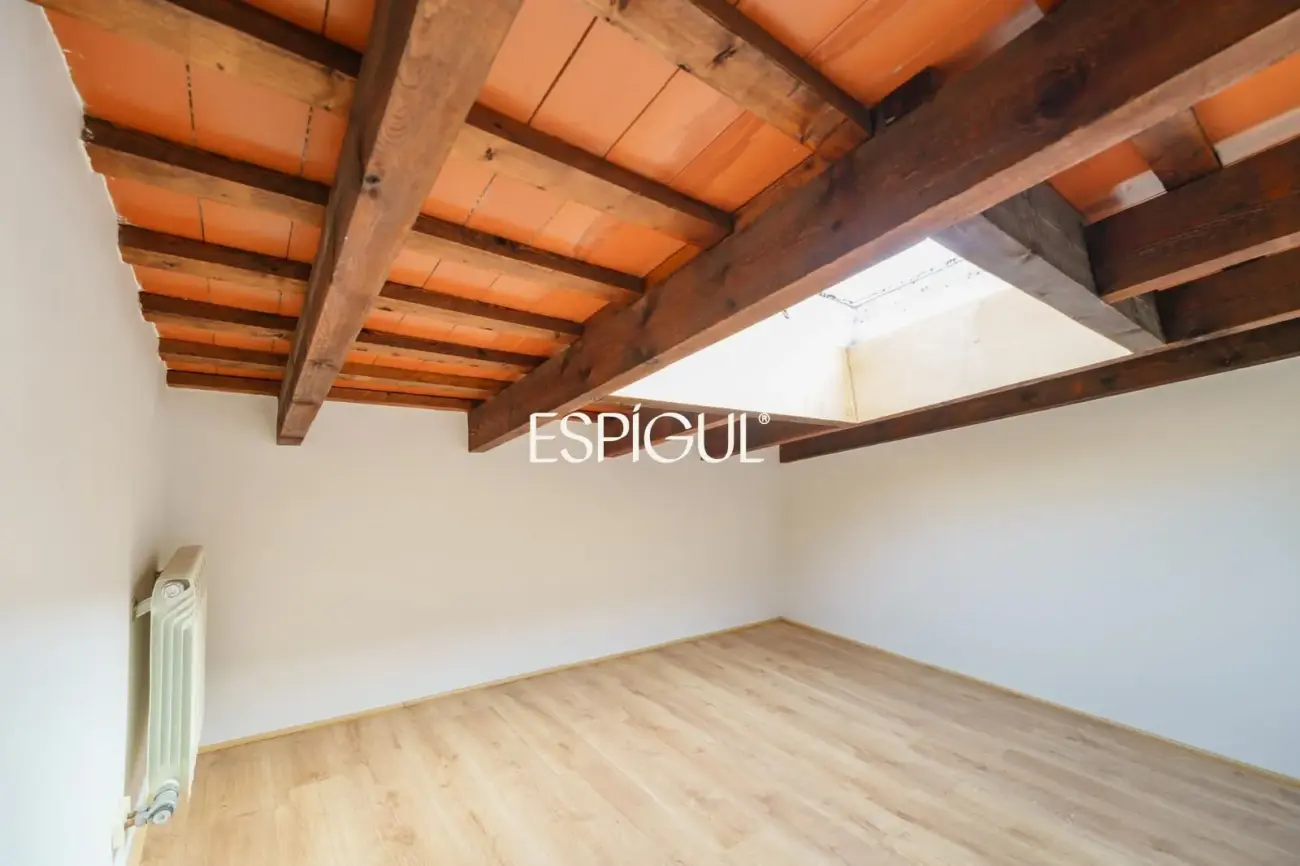 Exclusiva casa esquinera con jardín privado y vistas al mar en el centro de Premià de Dalt