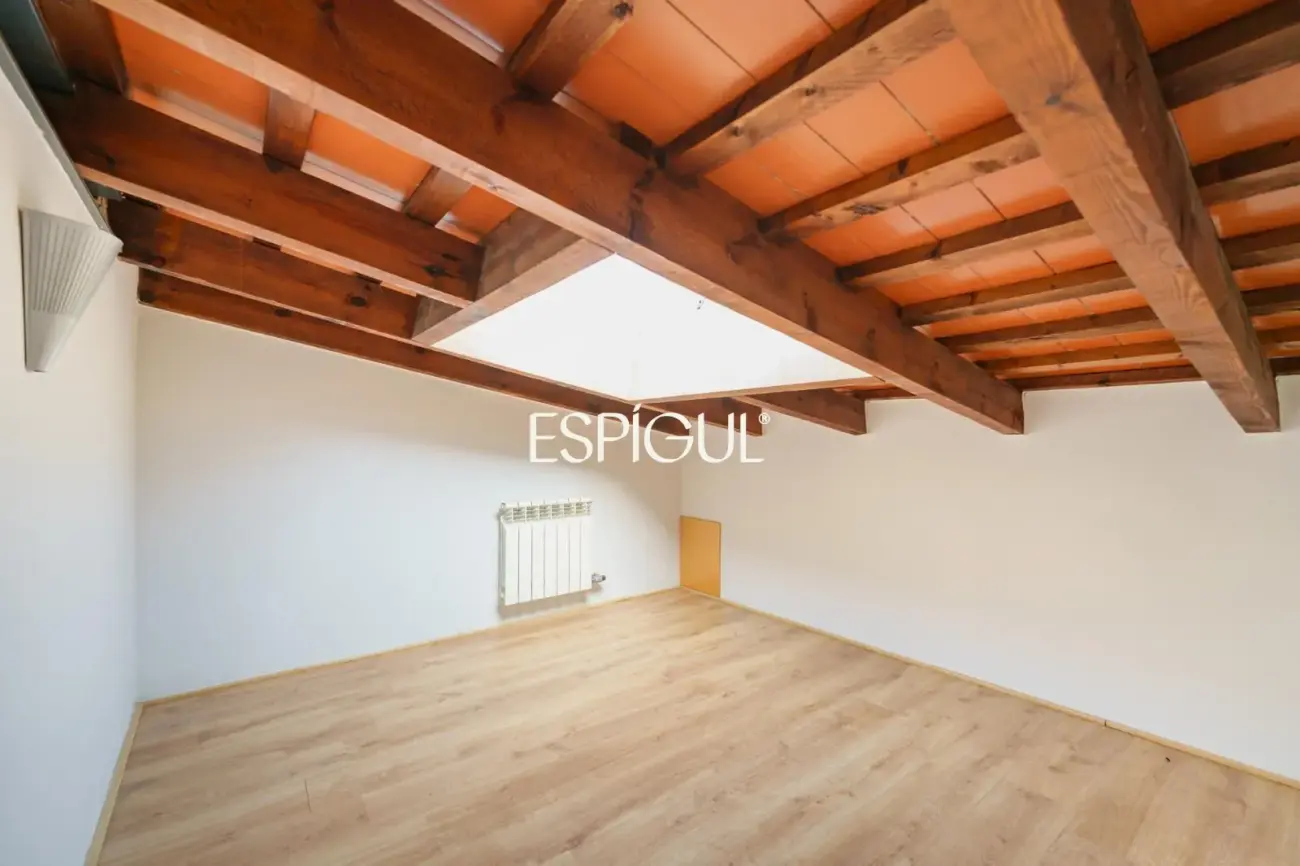 Exclusiva casa esquinera con jardín privado y vistas al mar en el centro de Premià de Dalt