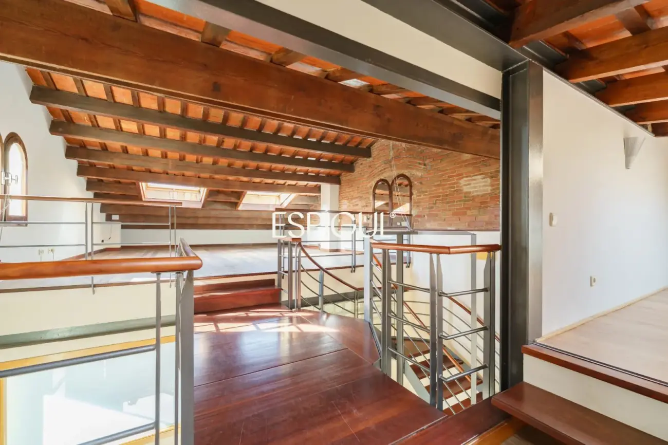 Exclusiva casa esquinera con jardín privado y vistas al mar en el centro de Premià de Dalt