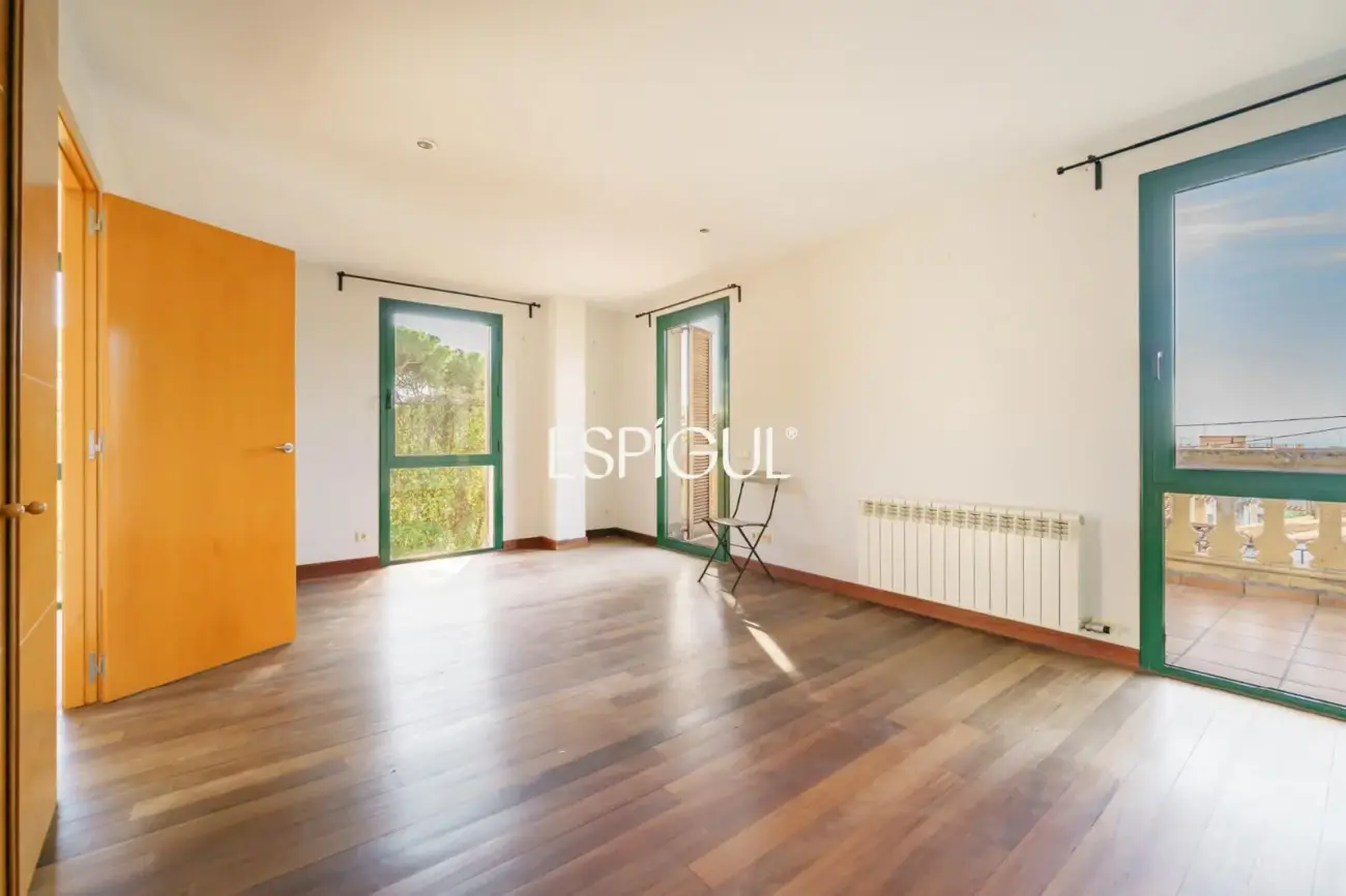 Exclusiva casa esquinera con jardín privado y vistas al mar en el centro de Premià de Dalt