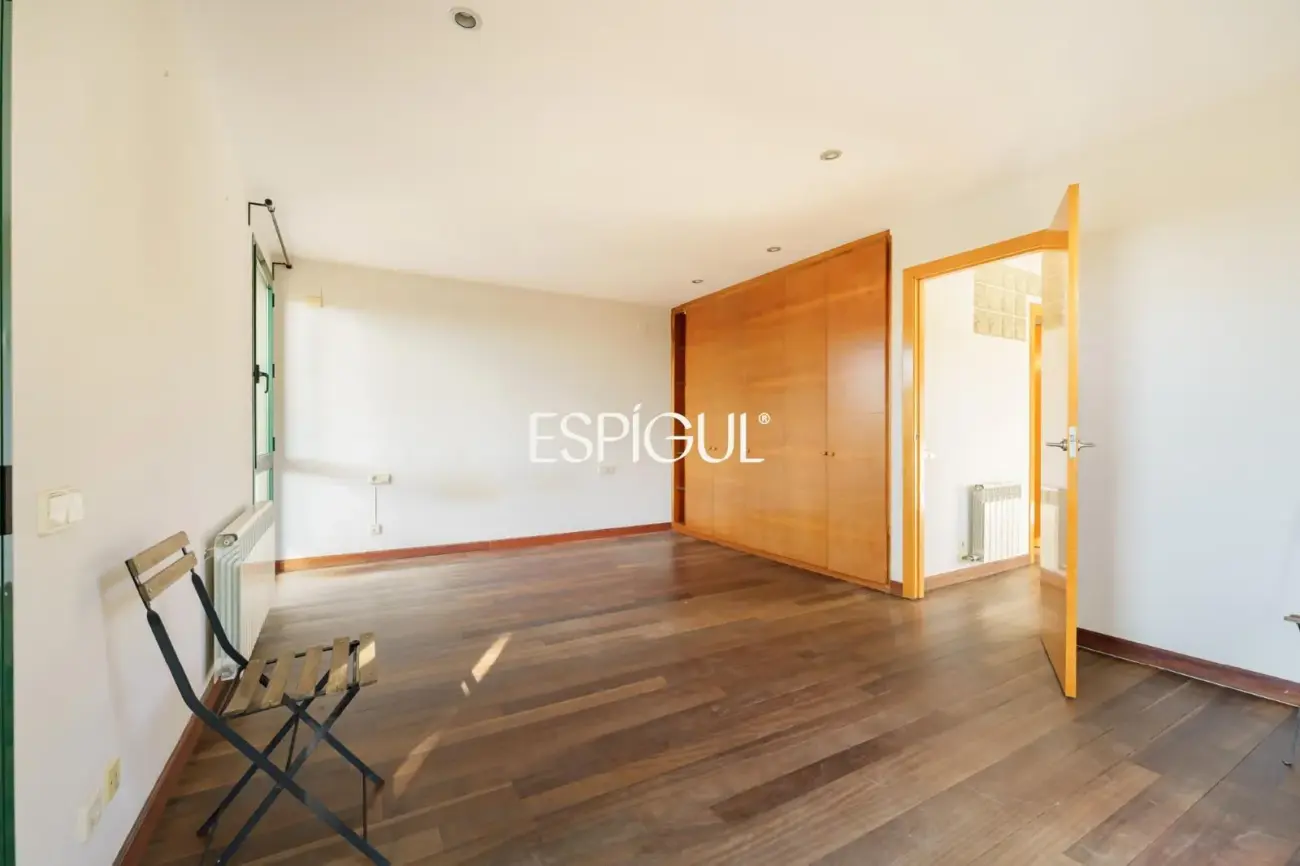 Exclusiva casa esquinera con jardín privado y vistas al mar en el centro de Premià de Dalt