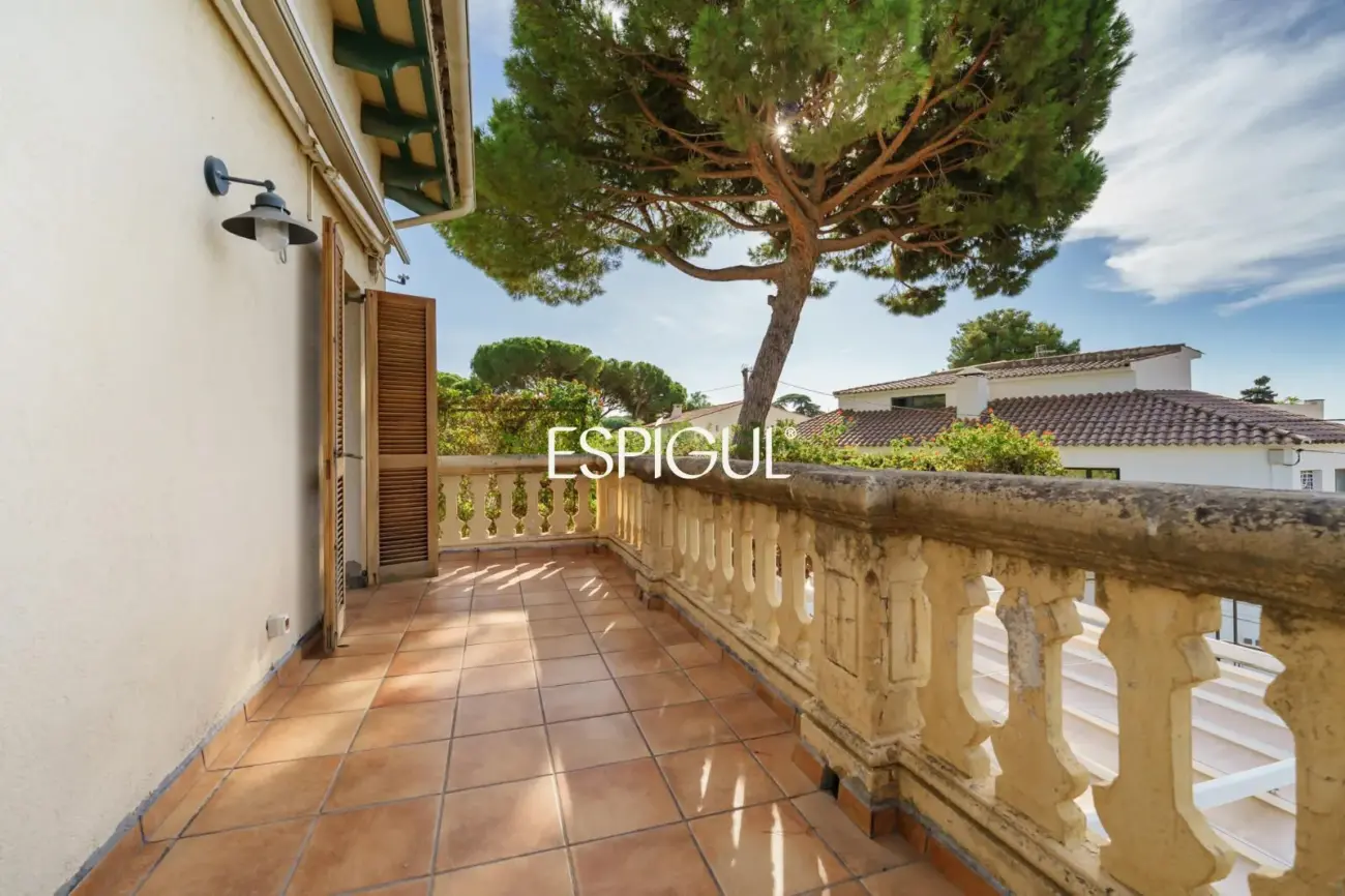 Exclusiva casa esquinera con jardín privado y vistas al mar en el centro de Premià de Dalt