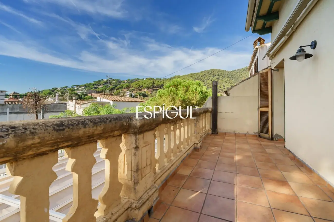 Exclusiva casa esquinera con jardín privado y vistas al mar en el centro de Premià de Dalt