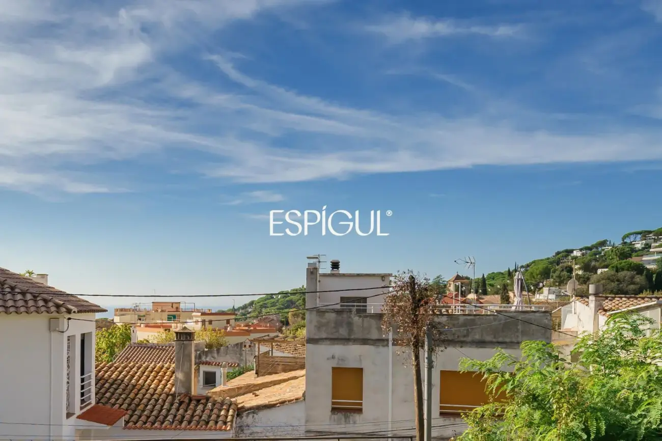 Exclusiva casa esquinera con jardín privado y vistas al mar en el centro de Premià de Dalt