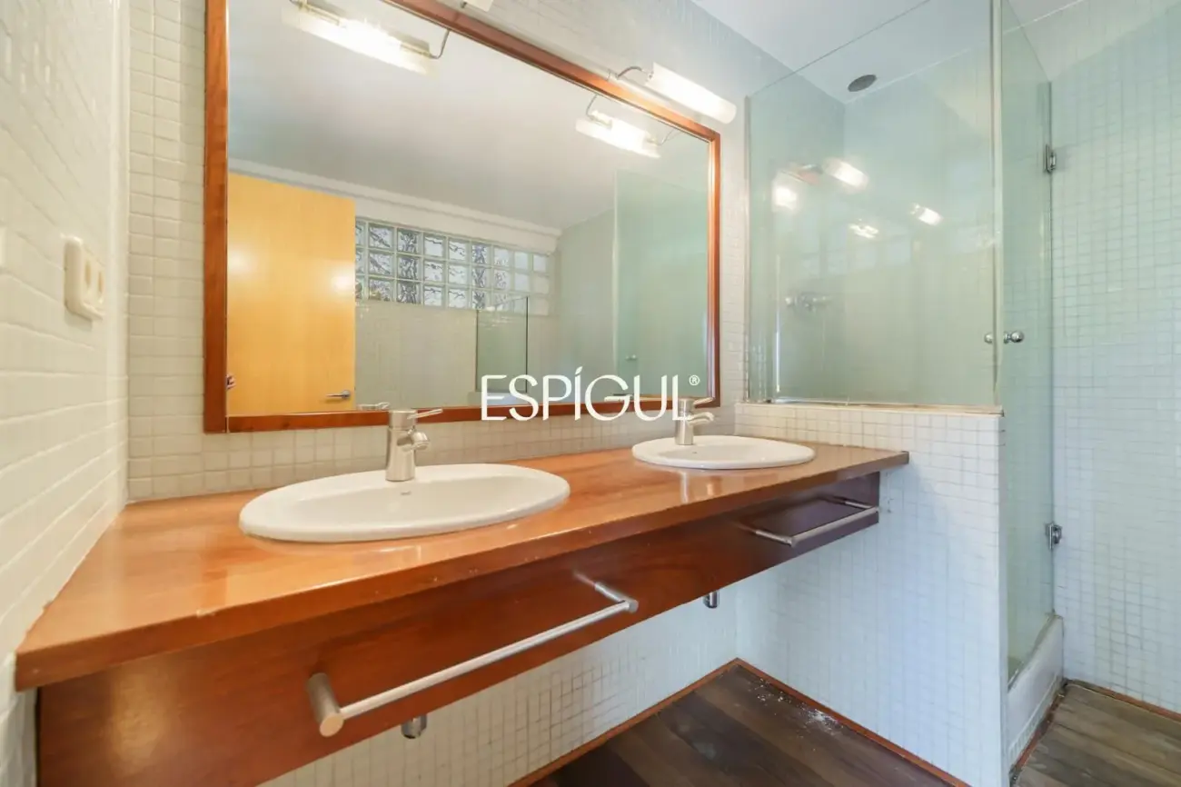 Exclusiva casa esquinera con jardín privado y vistas al mar en el centro de Premià de Dalt