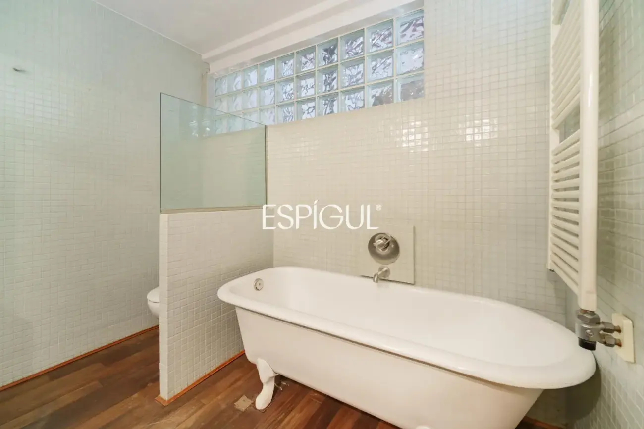 Exclusiva casa esquinera con jardín privado y vistas al mar en el centro de Premià de Dalt