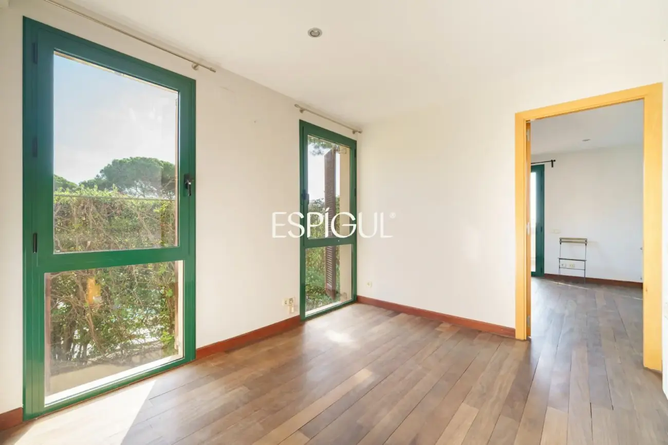 Exclusiva casa esquinera con jardín privado y vistas al mar en el centro de Premià de Dalt