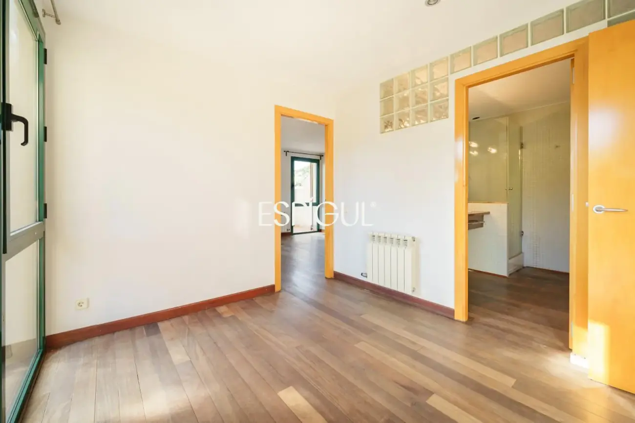 Exclusiva casa esquinera con jardín privado y vistas al mar en el centro de Premià de Dalt