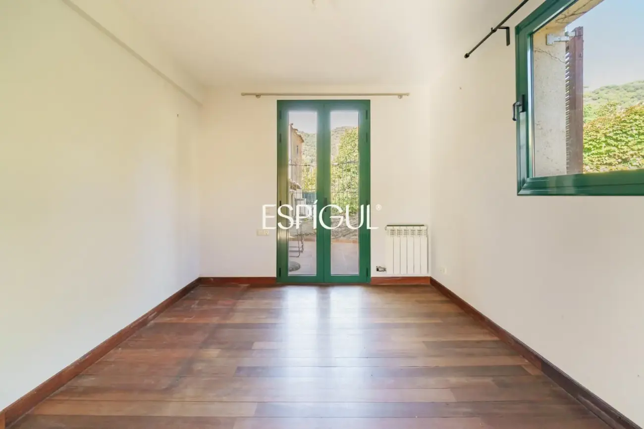 Exclusiva casa esquinera con jardín privado y vistas al mar en el centro de Premià de Dalt