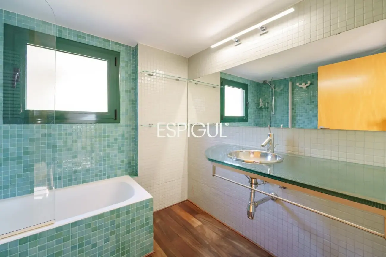 Exclusiva casa esquinera con jardín privado y vistas al mar en el centro de Premià de Dalt