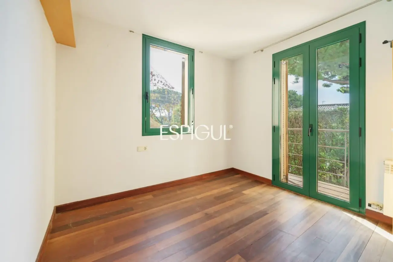 Exclusiva casa esquinera con jardín privado y vistas al mar en el centro de Premià de Dalt