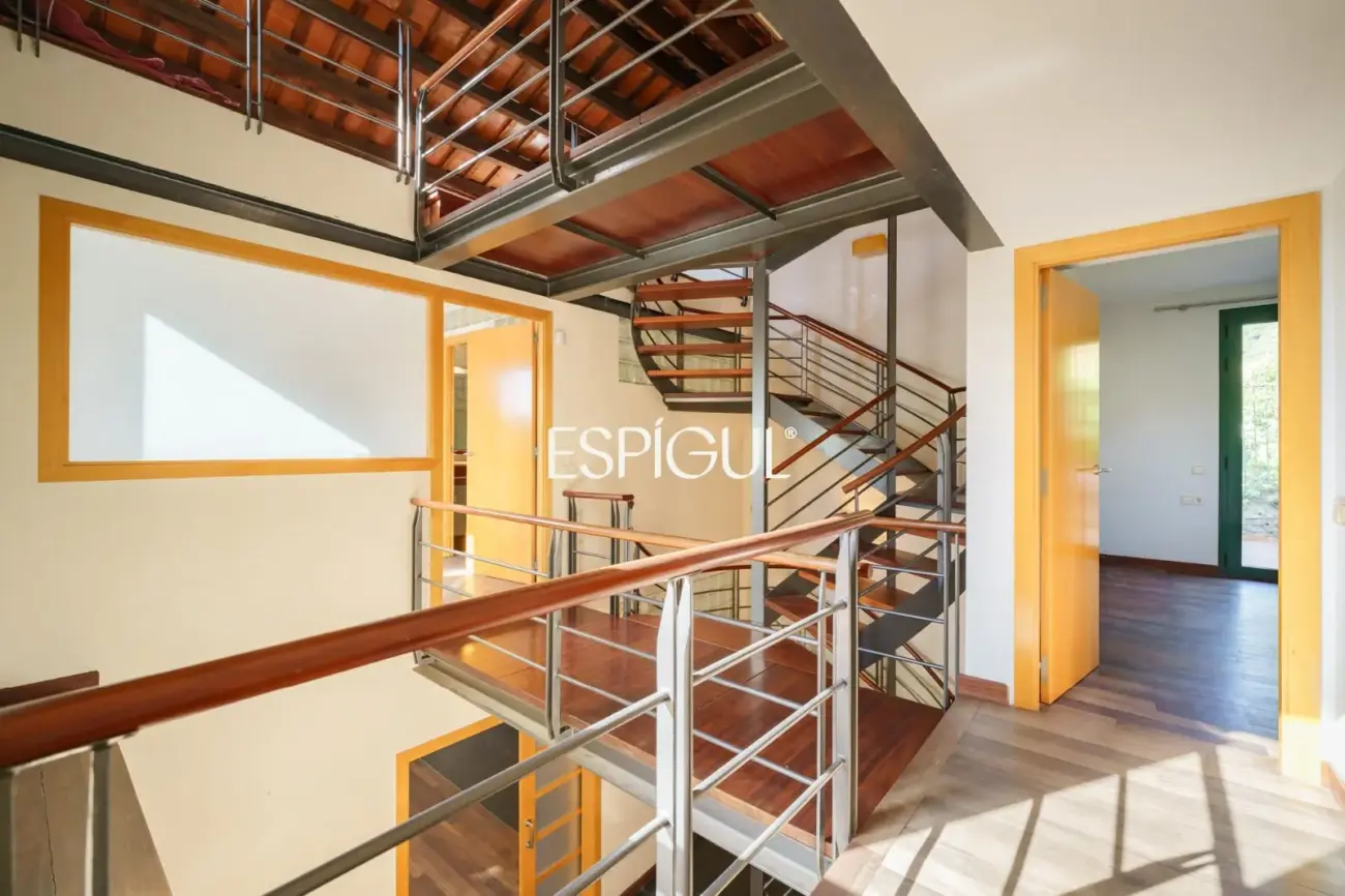 Exclusiva casa esquinera con jardín privado y vistas al mar en el centro de Premià de Dalt