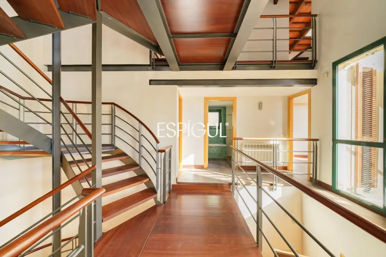 Exclusiva casa esquinera con jardín privado y vistas al mar en el centro de Premià de Dalt