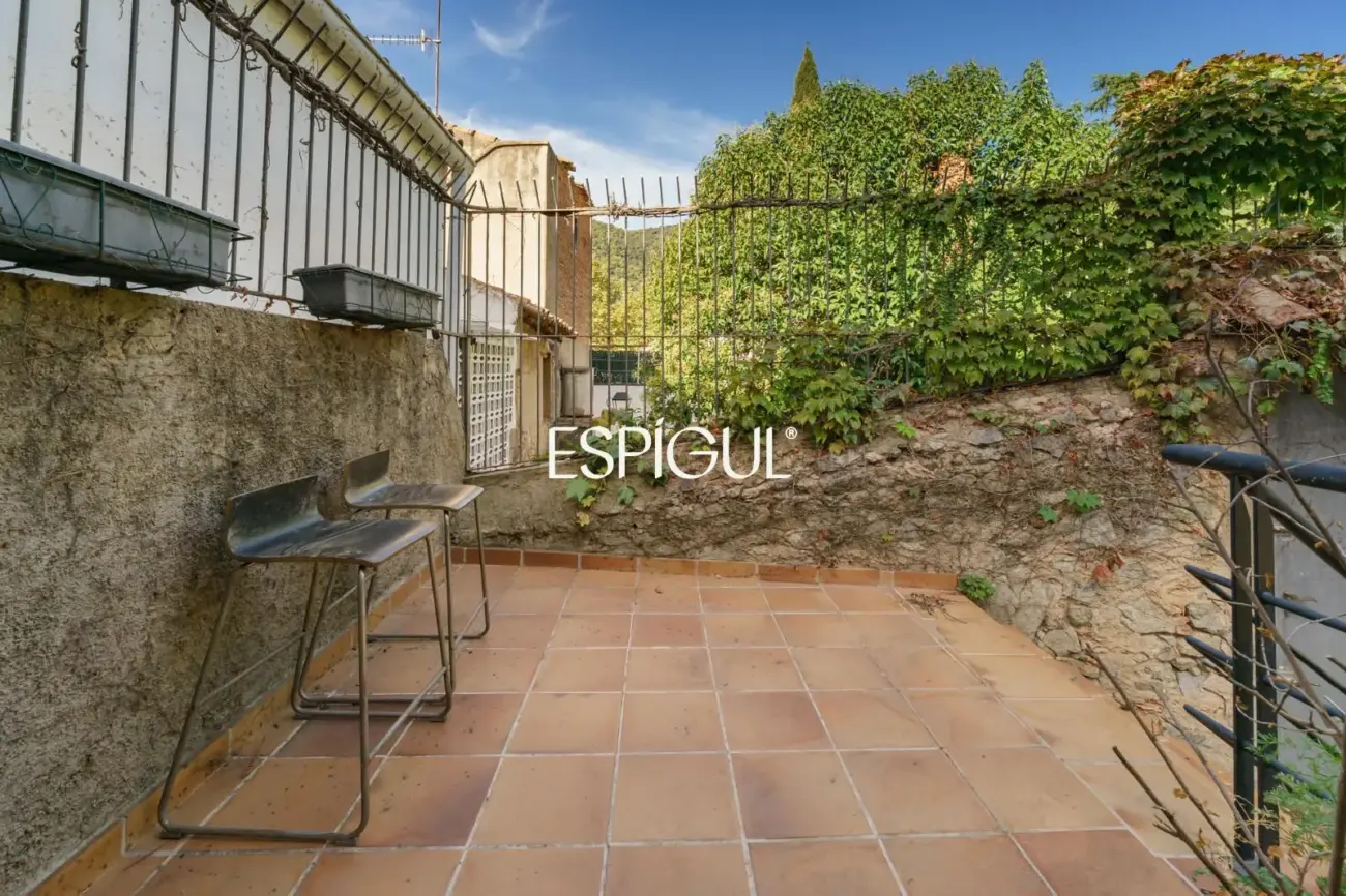 Exclusiva casa esquinera con jardín privado y vistas al mar en el centro de Premià de Dalt
