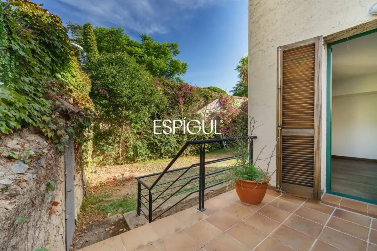 Exclusiva casa esquinera con jardín privado y vistas al mar en el centro de Premià de Dalt