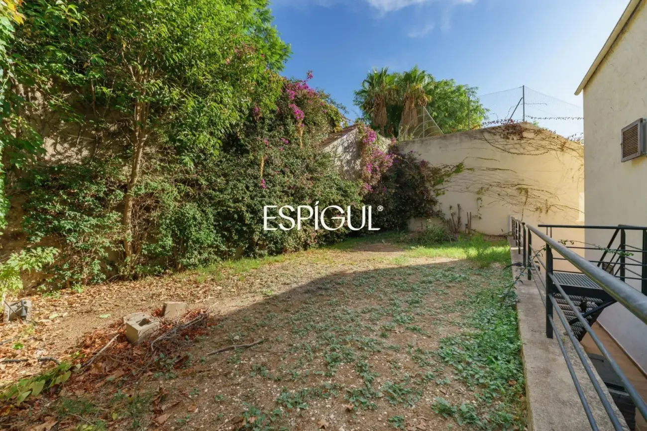 Exclusiva casa esquinera con jardín privado y vistas al mar en el centro de Premià de Dalt
