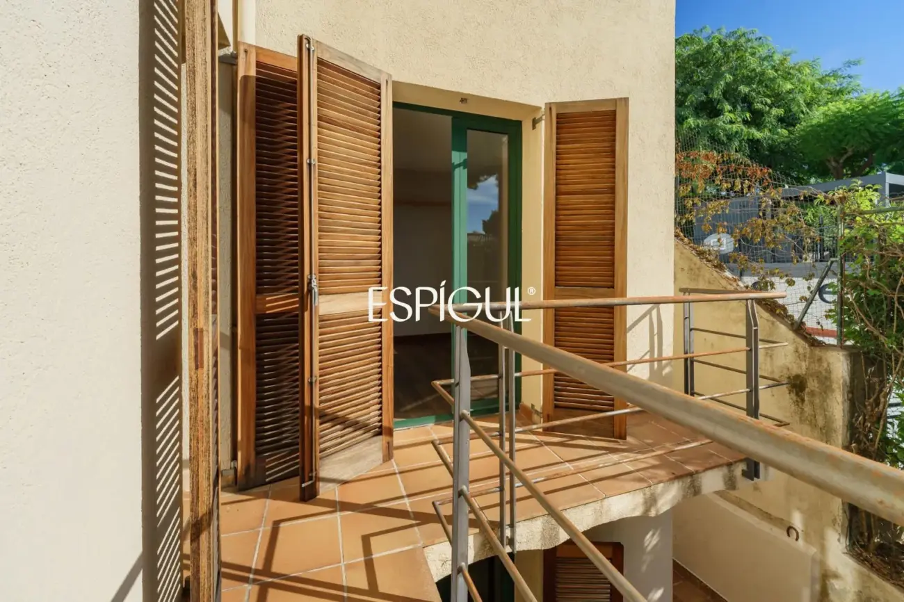 Exclusiva casa esquinera con jardín privado y vistas al mar en el centro de Premià de Dalt