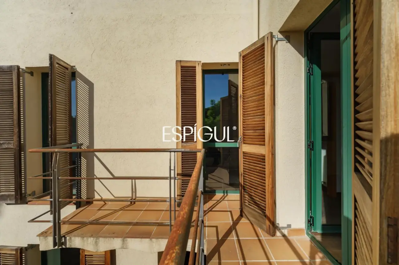 Exclusiva casa esquinera con jardín privado y vistas al mar en el centro de Premià de Dalt