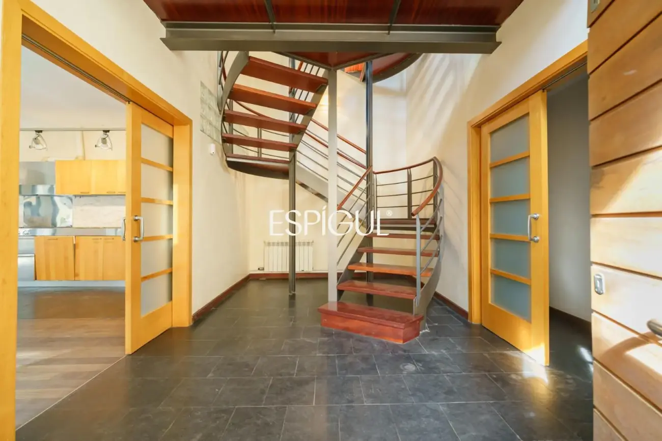 Exclusiva casa esquinera con jardín privado y vistas al mar en el centro de Premià de Dalt