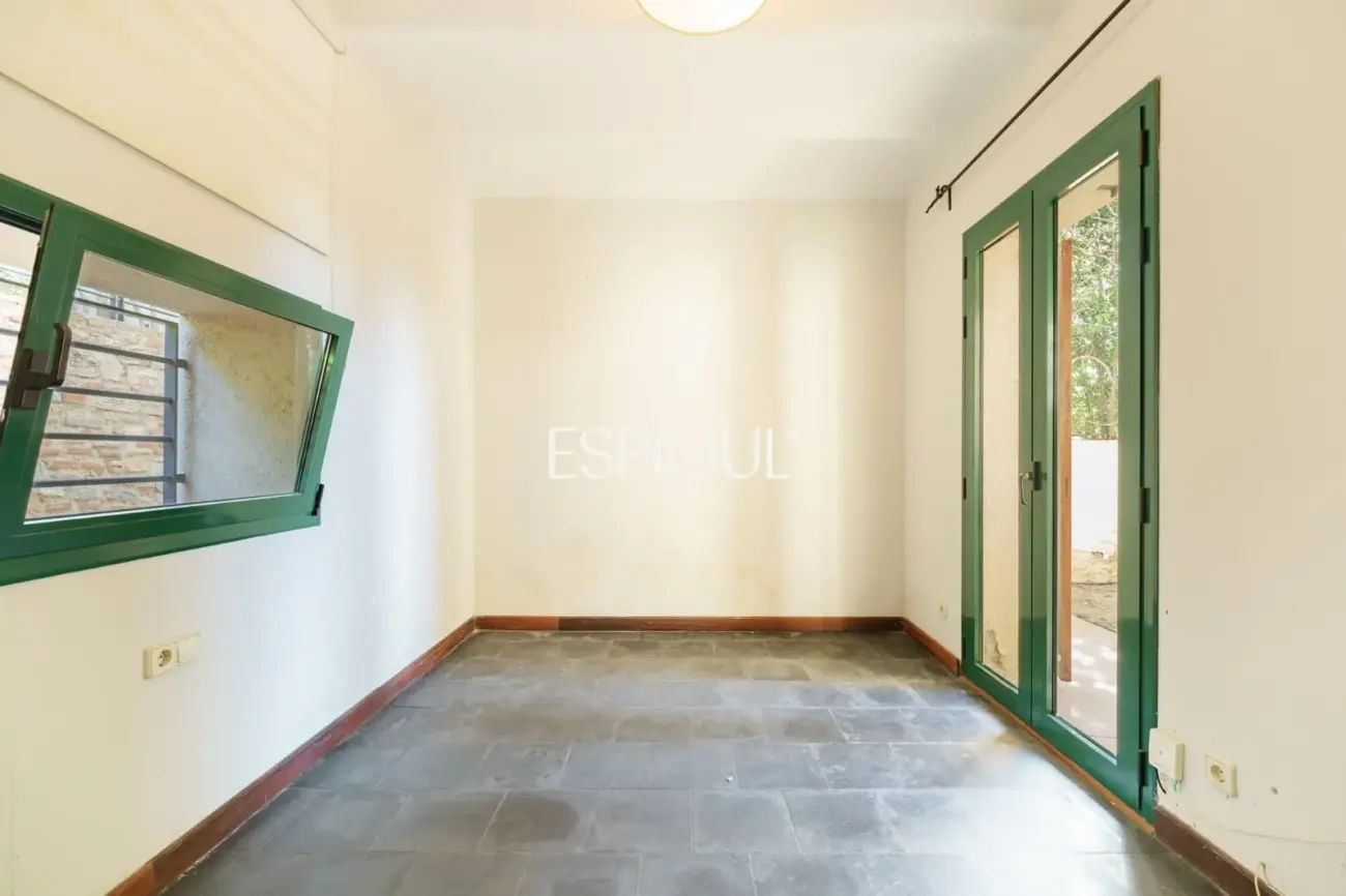 Exclusiva casa esquinera con jardín privado y vistas al mar en el centro de Premià de Dalt