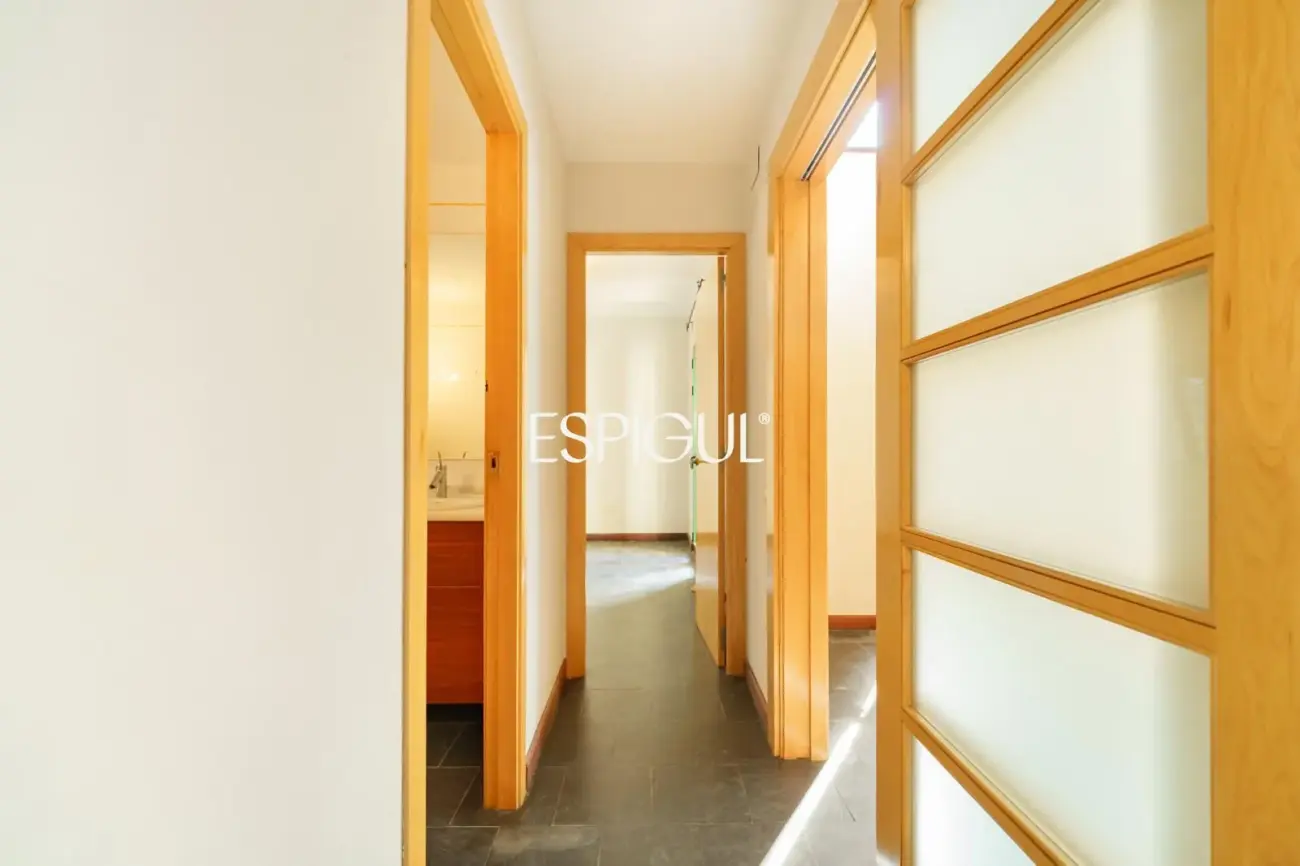 Exclusiva casa esquinera con jardín privado y vistas al mar en el centro de Premià de Dalt